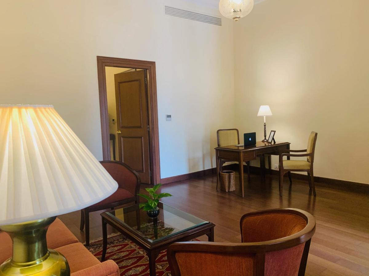 Maidens Hotel New Delhi Ngoại thất bức ảnh A room at the Taj Mahal Palace