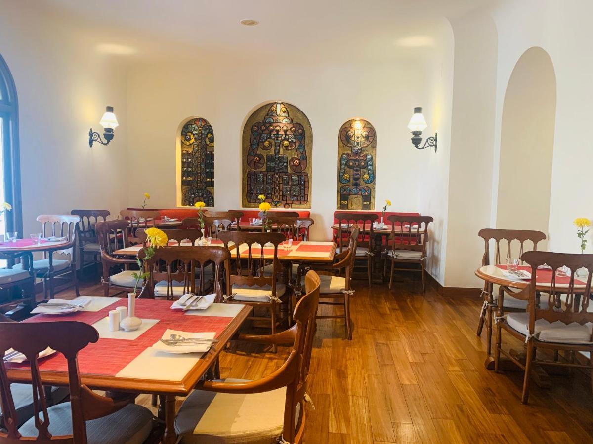 Maidens Hotel New Delhi Ngoại thất bức ảnh The dining room at the International House