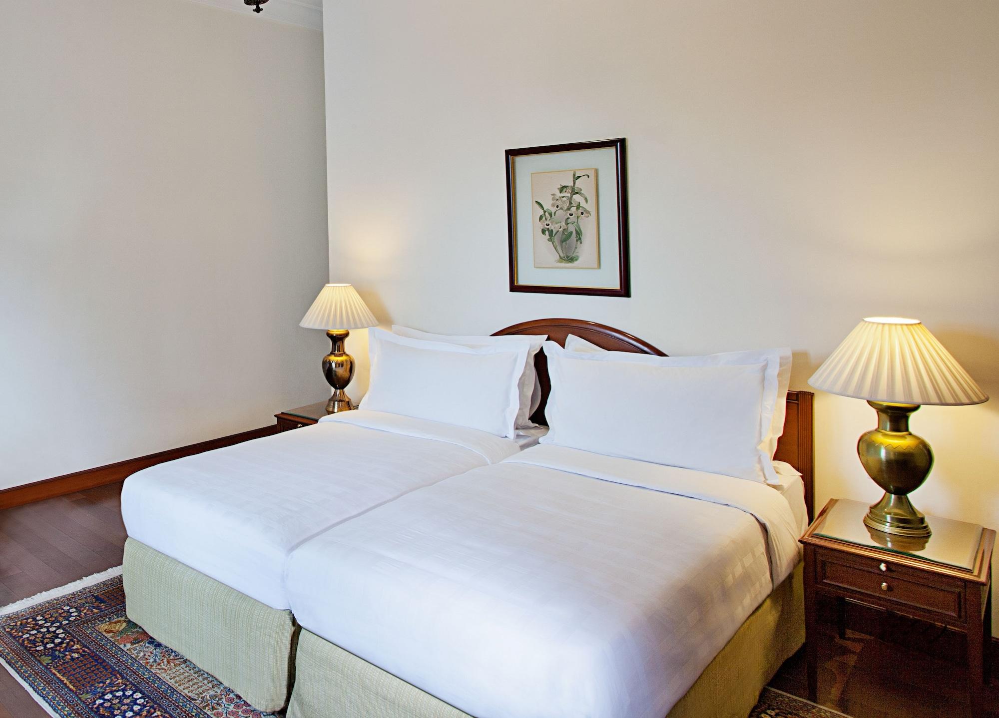 Maidens Hotel New Delhi Ngoại thất bức ảnh A bedroom at the hotel