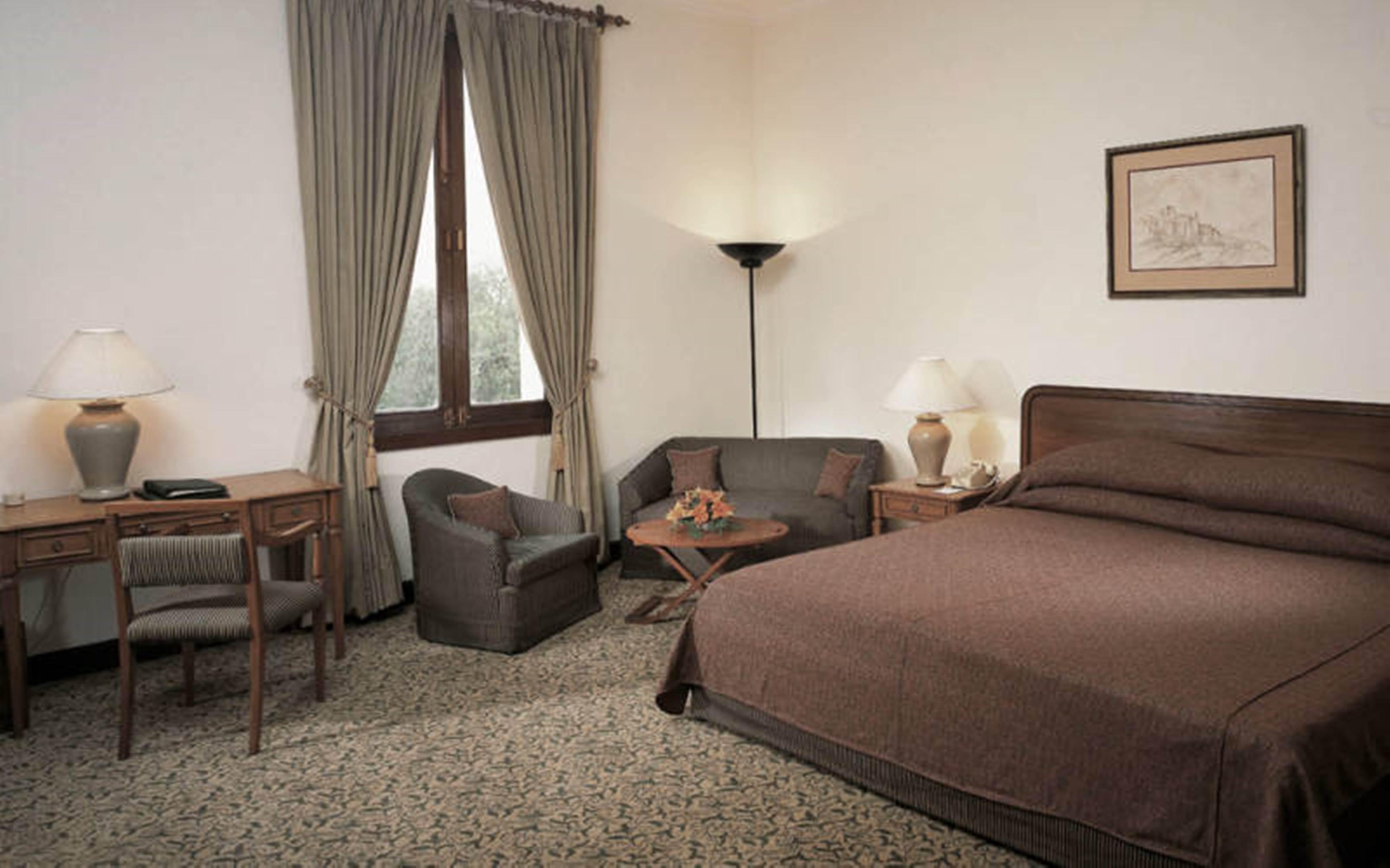 Maidens Hotel New Delhi Ngoại thất bức ảnh A room at the hotel