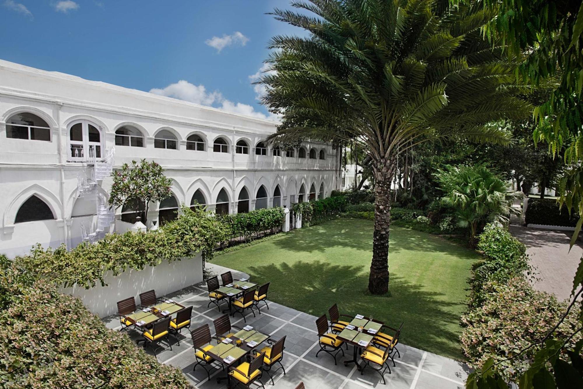 Maidens Hotel New Delhi Ngoại thất bức ảnh The courtyard of the hotel