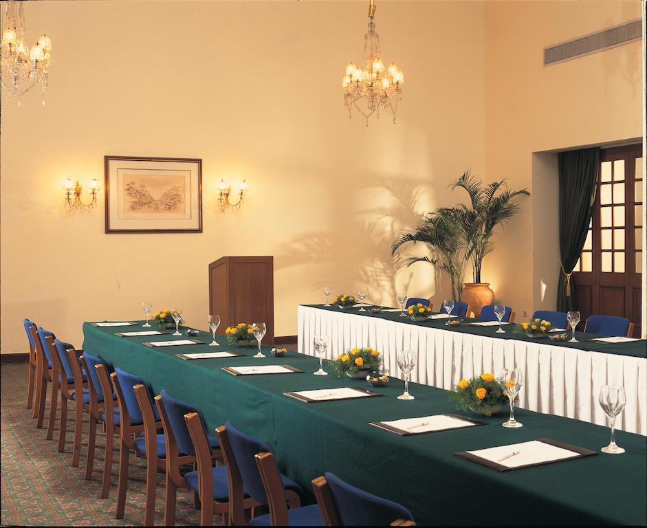 Maidens Hotel New Delhi Ngoại thất bức ảnh The meeting room