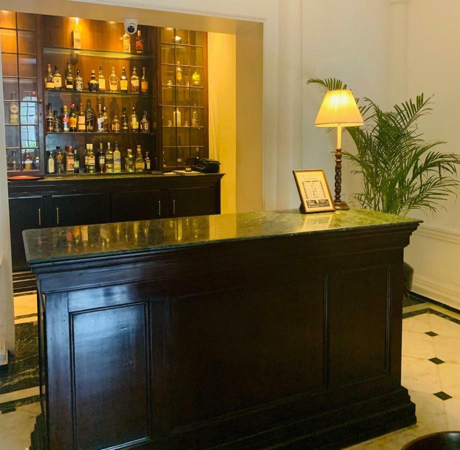 Maidens Hotel New Delhi Ngoại thất bức ảnh The bar at the 1906