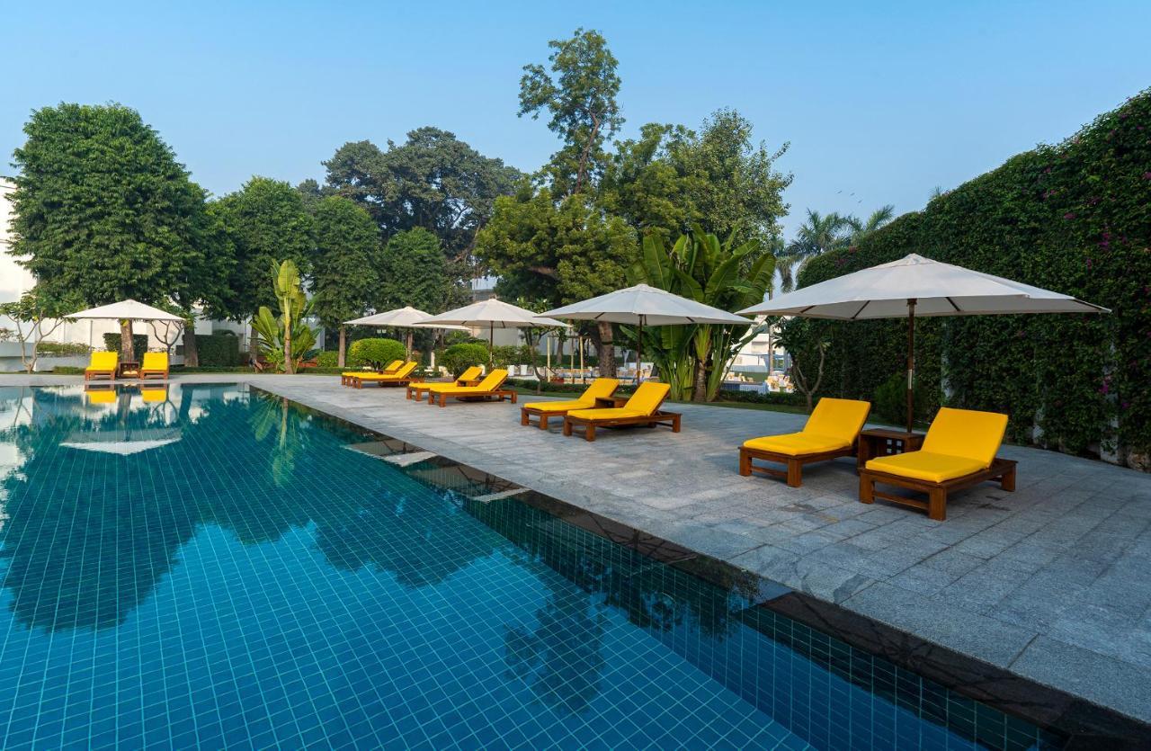 Maidens Hotel New Delhi Ngoại thất bức ảnh The swimming pool at The Oberoi, Gurgaon